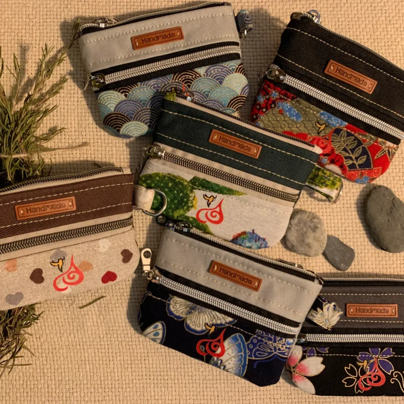 Monederos hechos a mano con textiles estampados y dos cremalleras