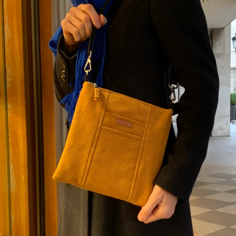 Bolsos con bolsillos interiores y exteriores