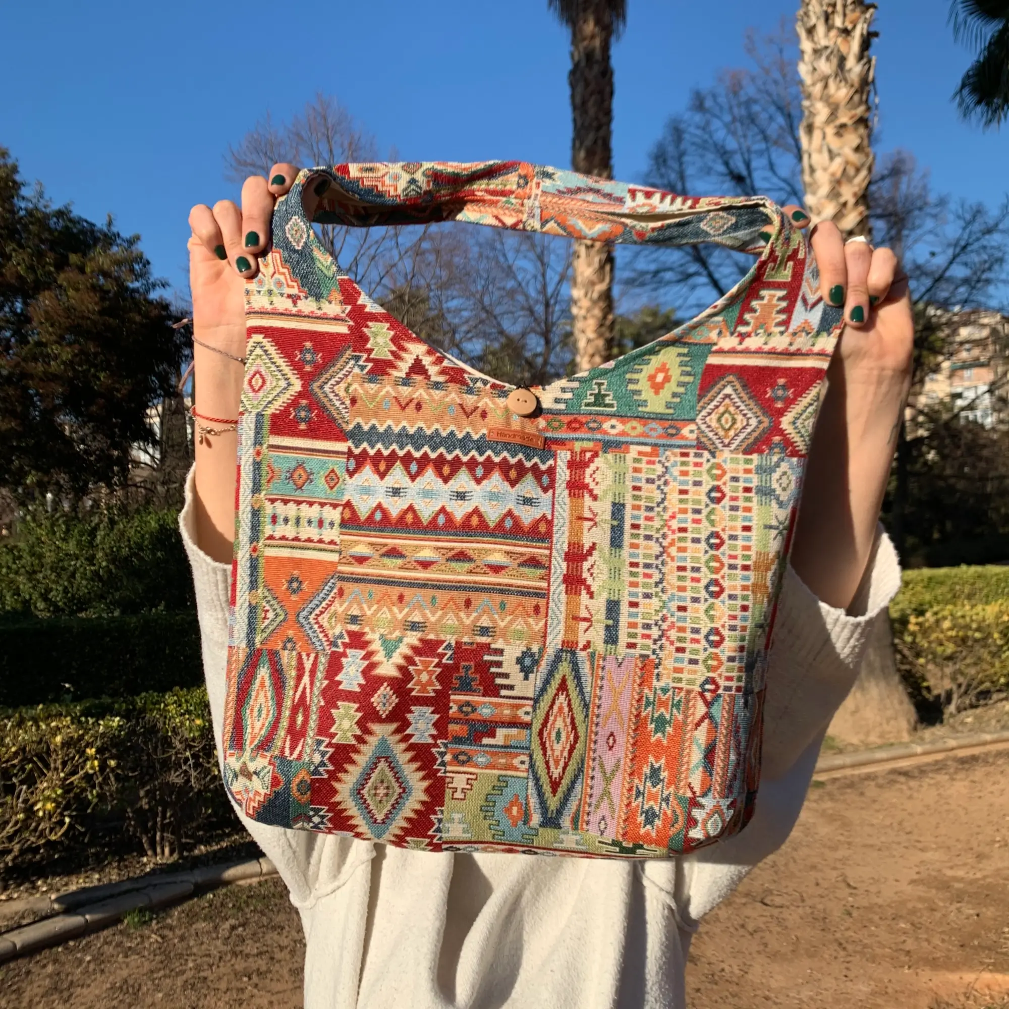 Bolsos estampados con un asa