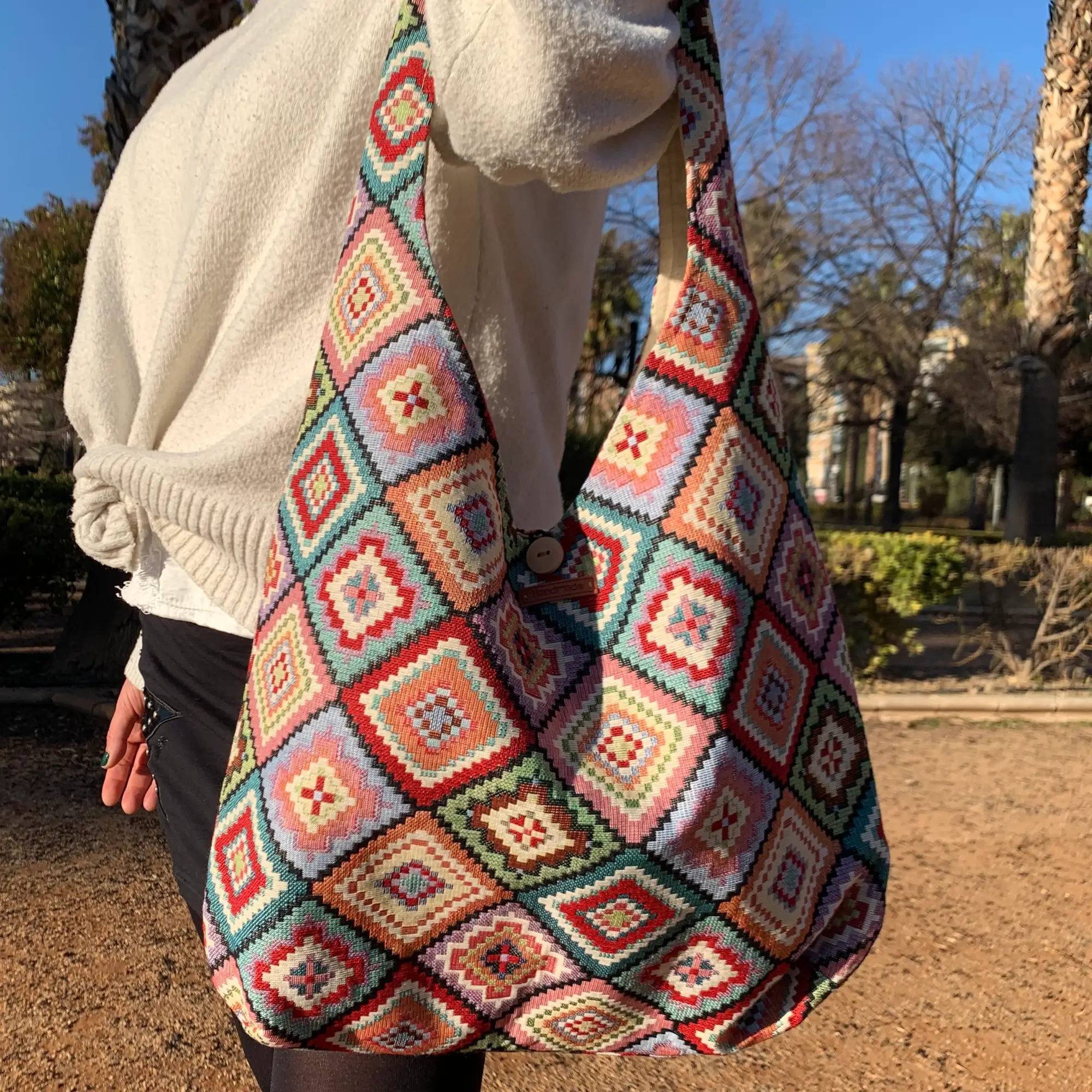 Bolsos estampados con un asa