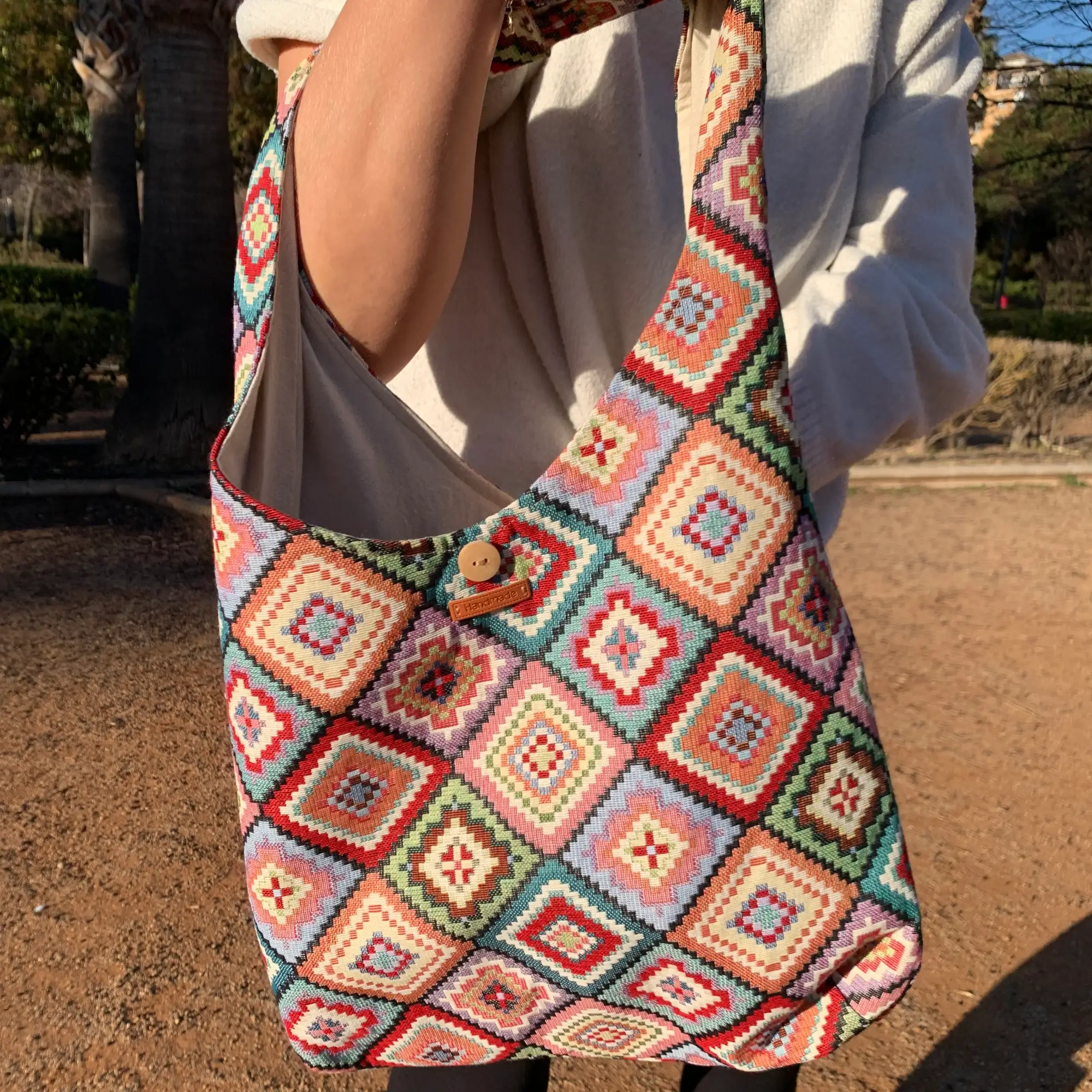 Bolsos estampados con un asa