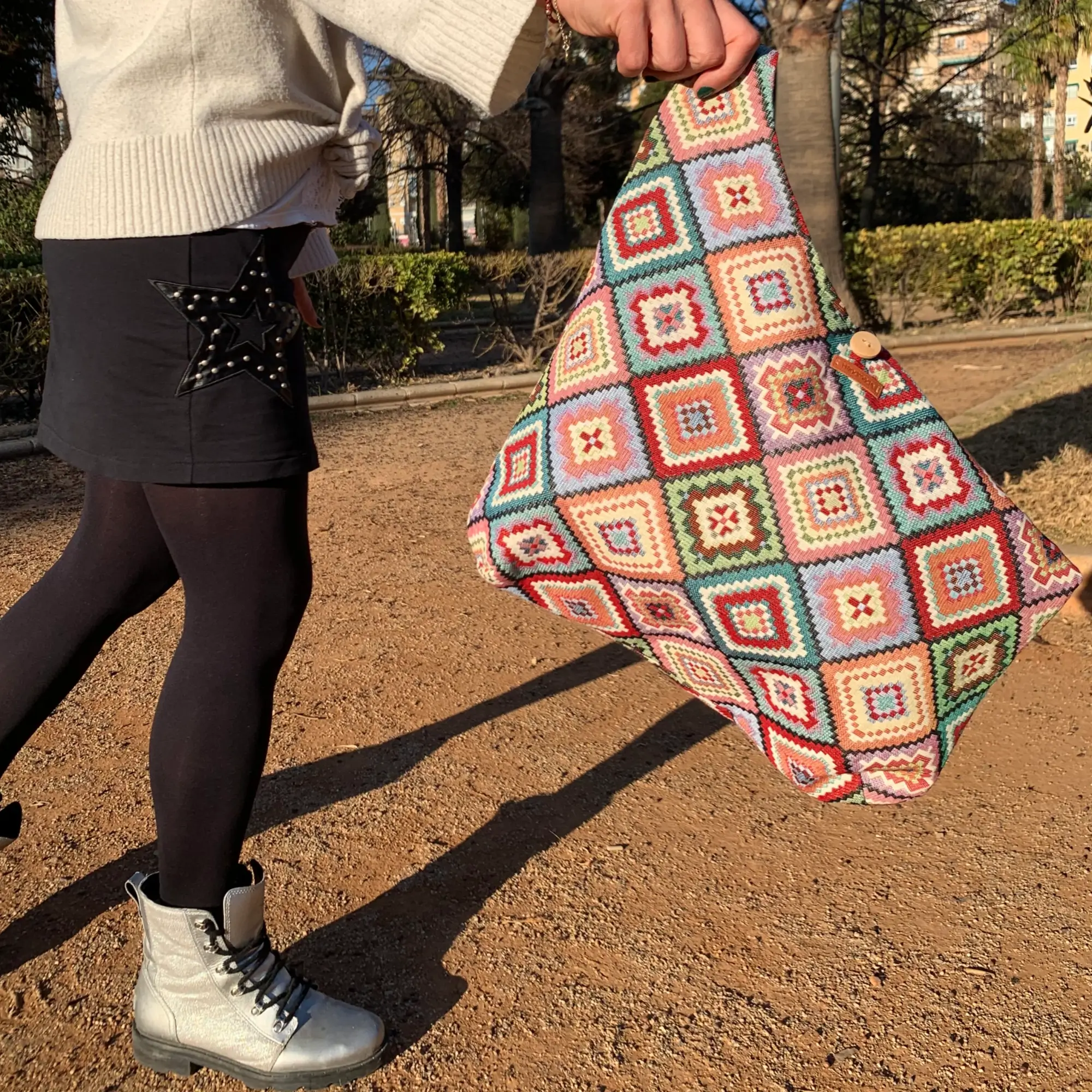 Bolsos estampados con un asa