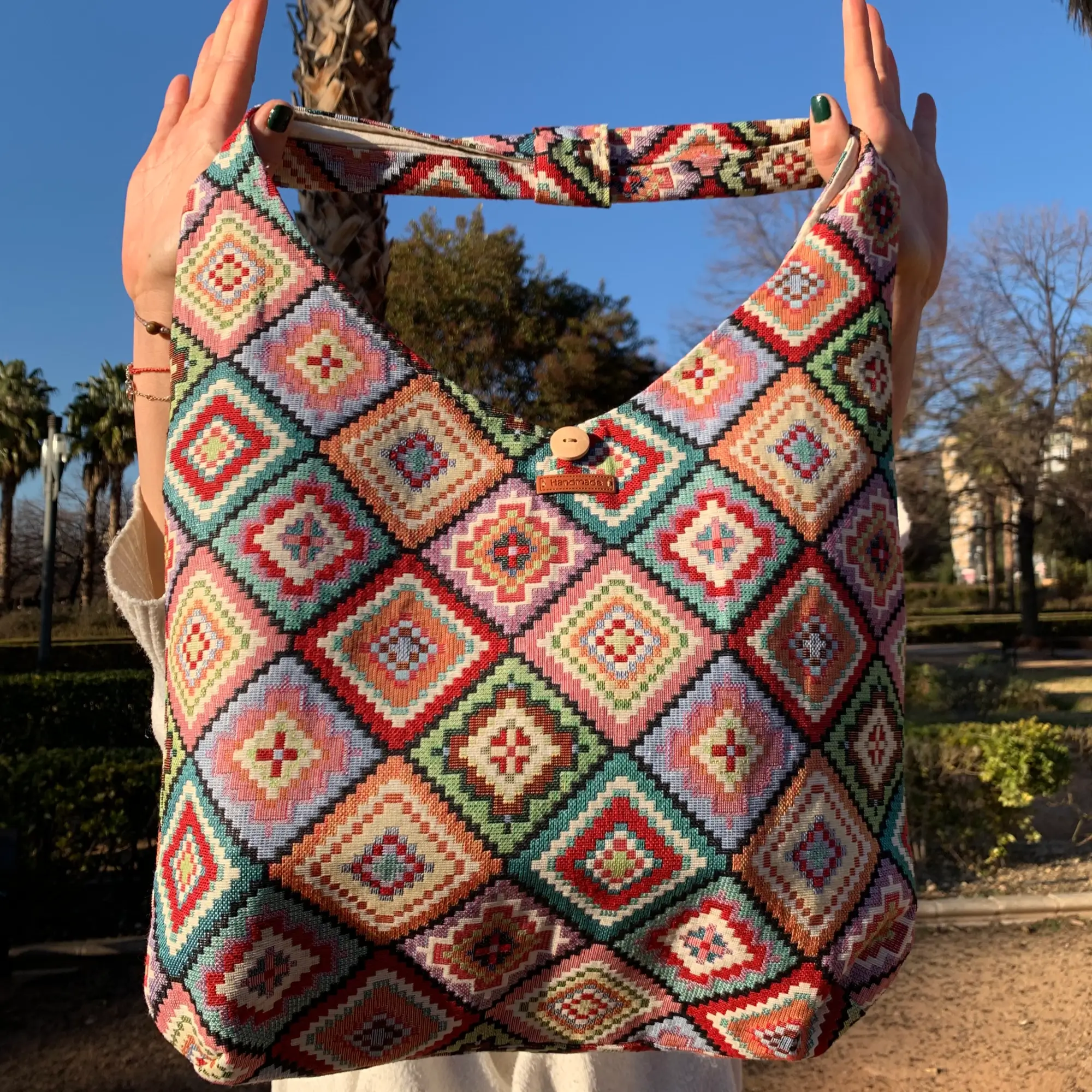 Bolsos estampados con un asa