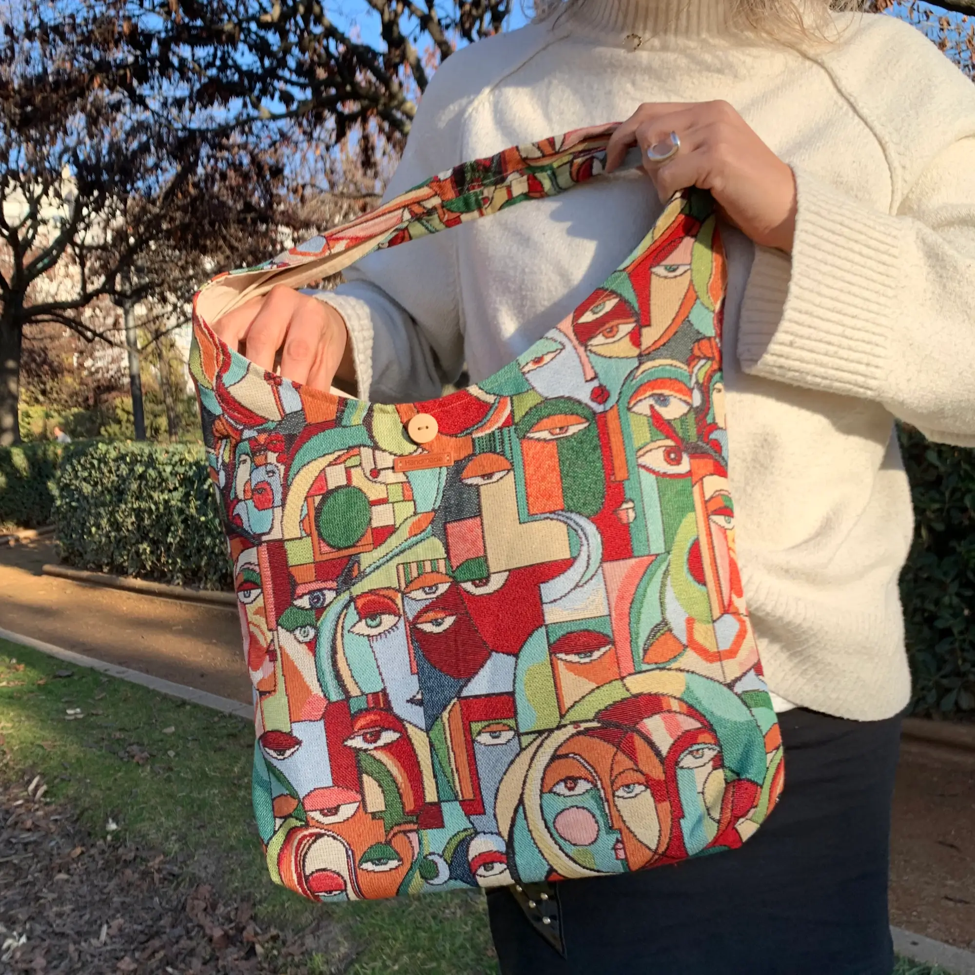 Bolsos estampados con un asa