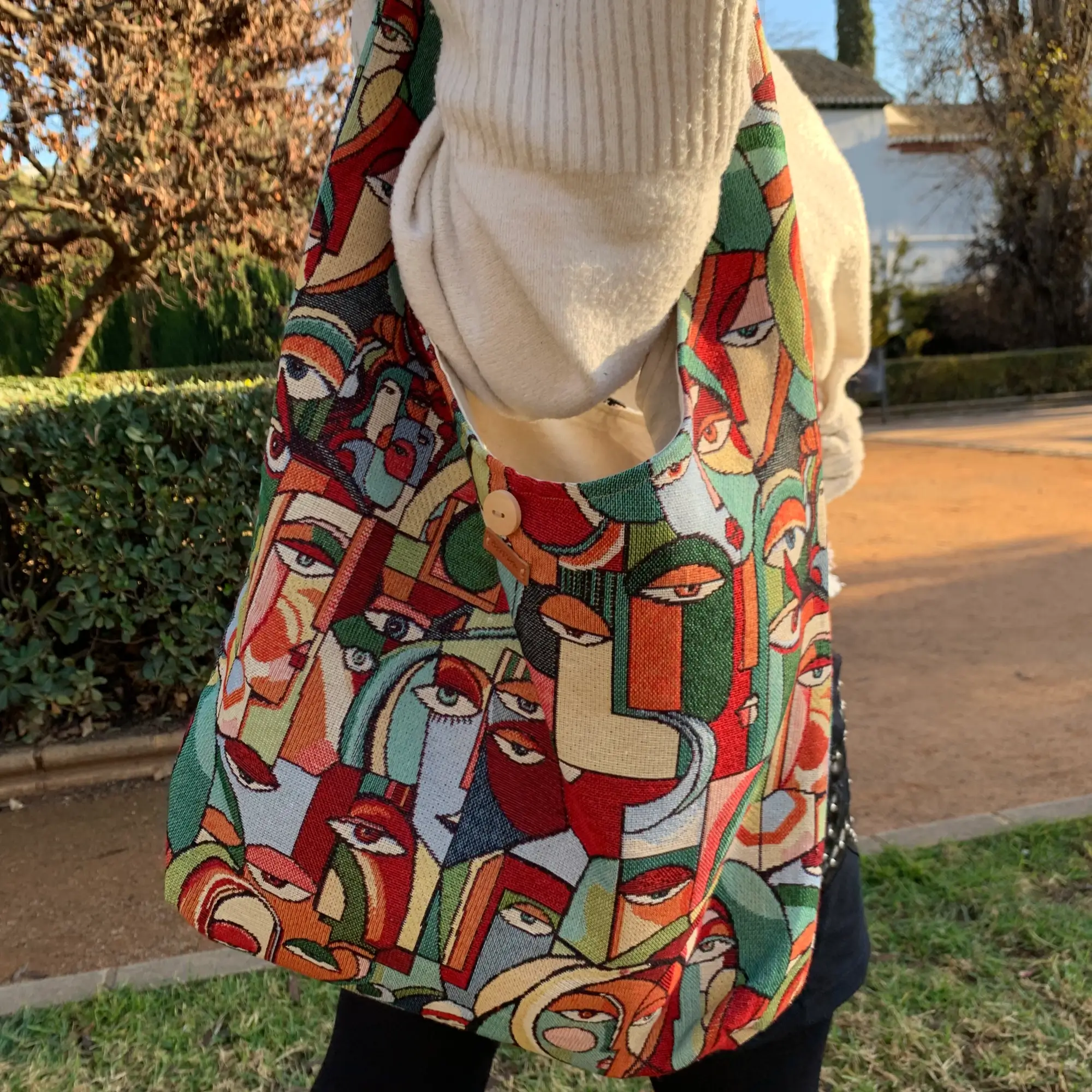 Bolsos estampados con un asa