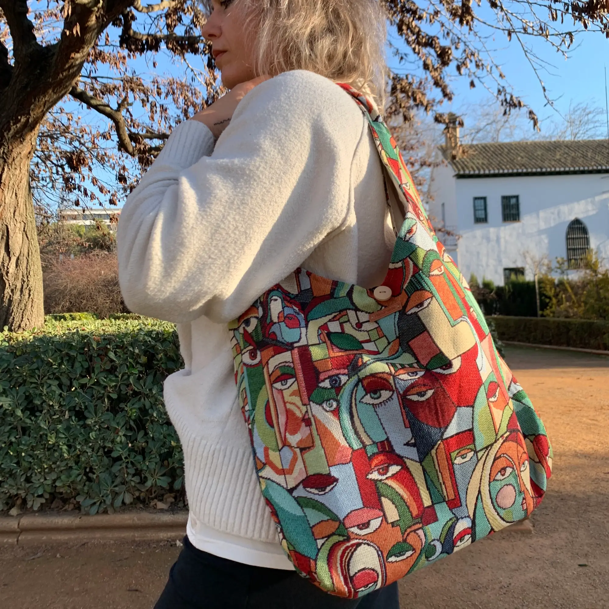 Bolsos estampados con un asa