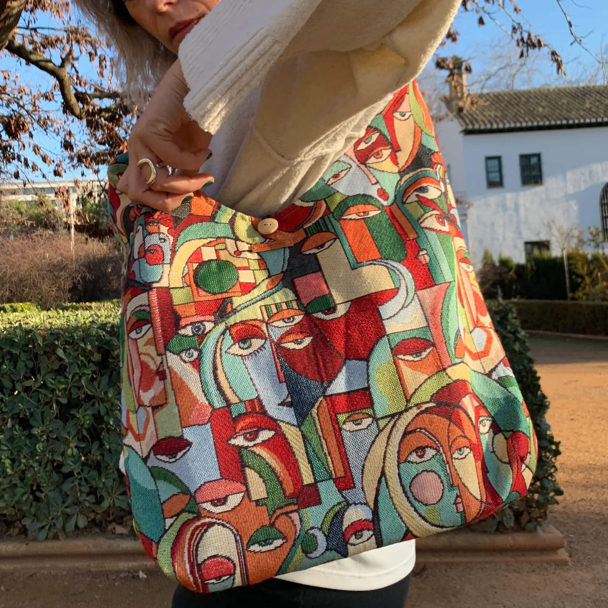 Bolsos estampados con un asa